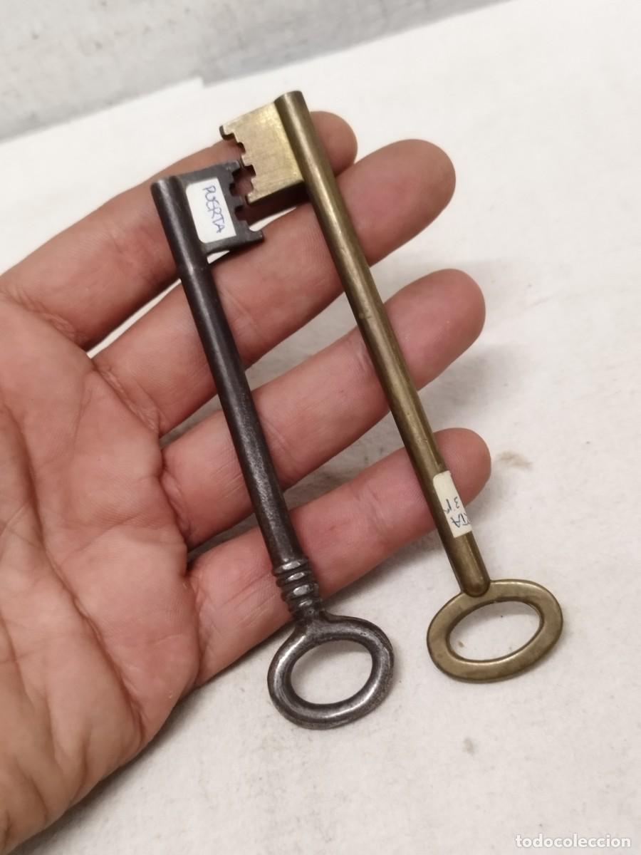 Antiguidades: Dos antiguas llaves de puerta.