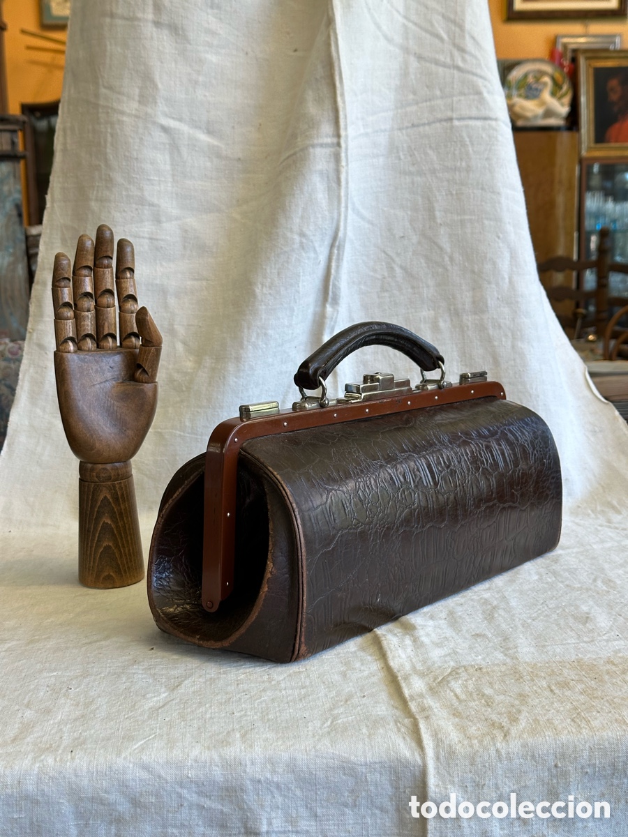 Antig&uuml;edades: Malet&iacute;n de m&eacute;dico o practicante, circa 1920. S&iacute;mil piel cocodrilo, asa cuero, cierre met&aacute;lico. Bolso