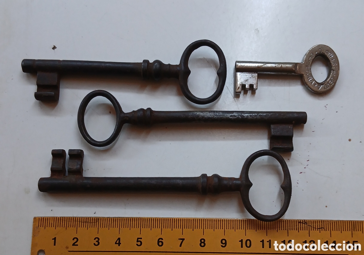Antig&uuml;edades: 4 llaves antiguas de hierro