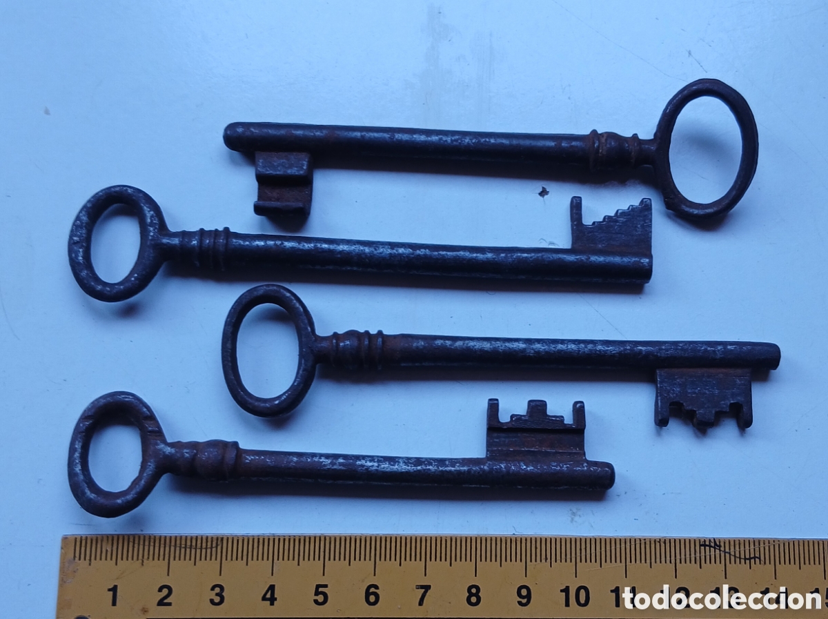 Antig&uuml;edades: 4 llaves antiguas de hierro