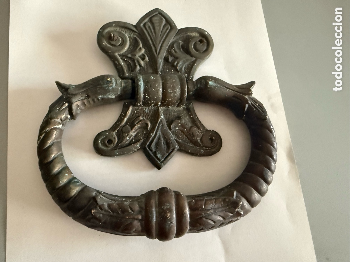 Antig&uuml;edades: Antigua ALDABA BRONCE. motivos florales