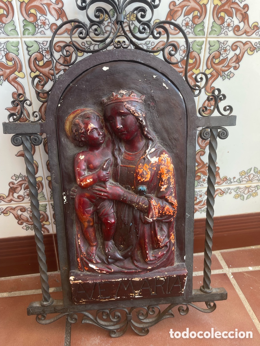 Antig&uuml;edades: Relieve Virgen Ave Mar&iacute;a 1890 con marco de forja antiguo