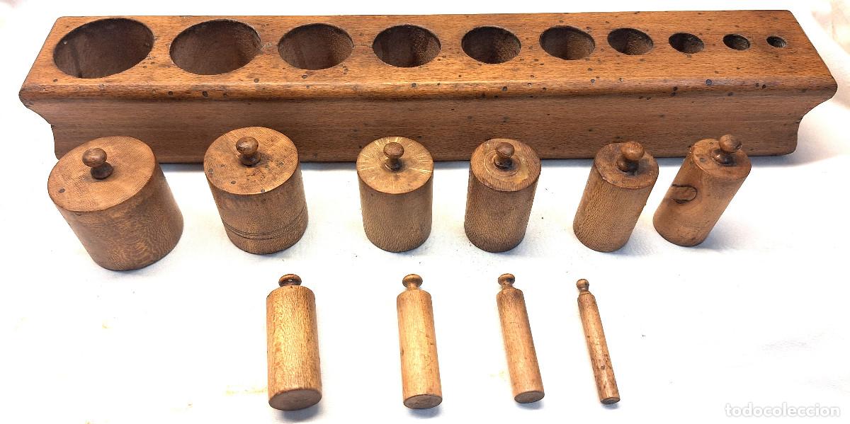 Antiquit&eacute;s: Juego de 10 Pesas Ponderales Balanza de Madera. Med. 45 cm