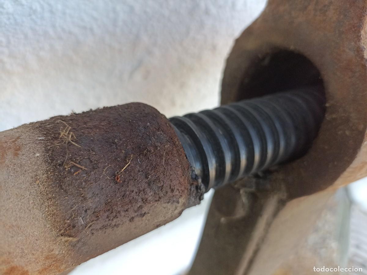 Antig&uuml;edades: Tornillo vertical de herrero, centenario - Foto 13