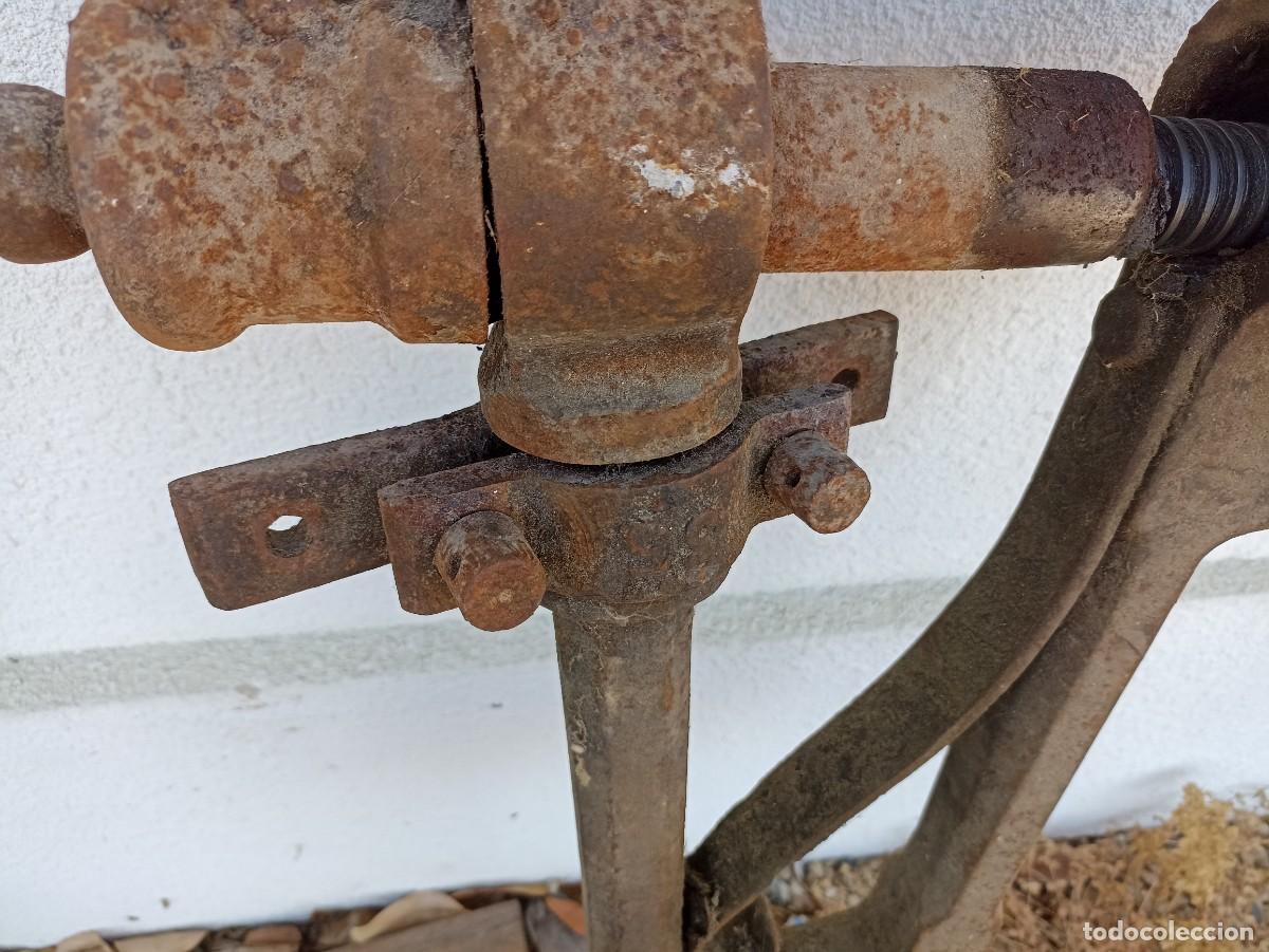 Antig&uuml;edades: Tornillo vertical de herrero, centenario - Foto 12