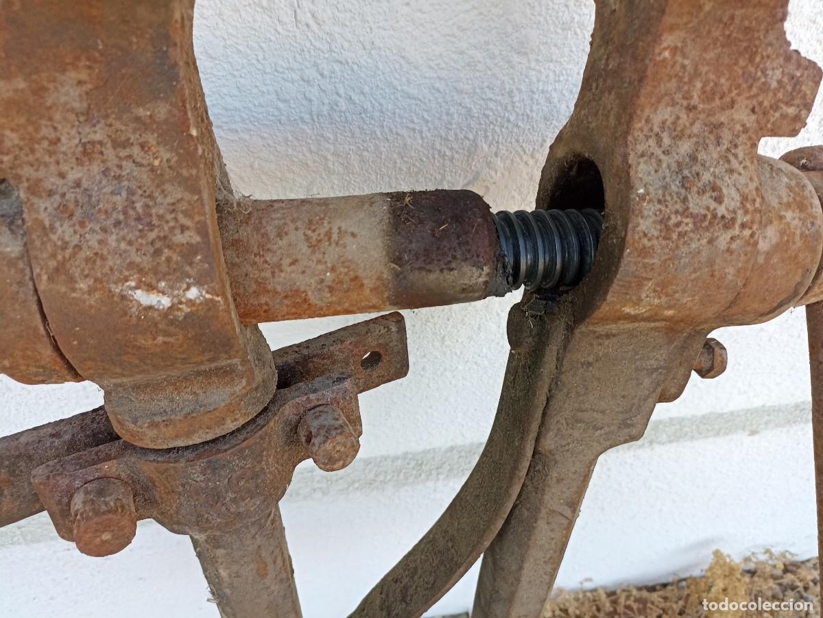 Antig&uuml;edades: Tornillo vertical de herrero, centenario - Foto 11