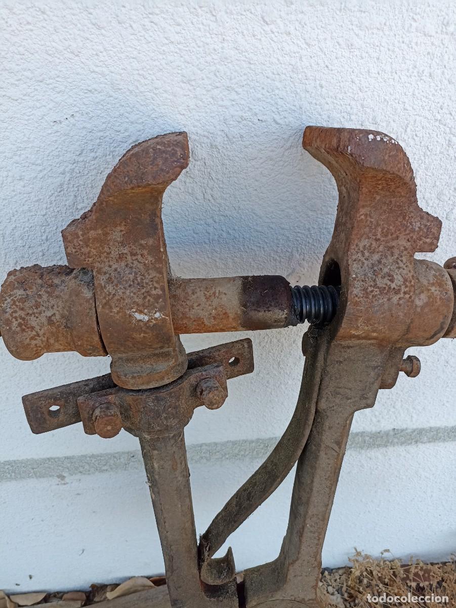 Antig&uuml;edades: Tornillo vertical de herrero, centenario - Foto 10