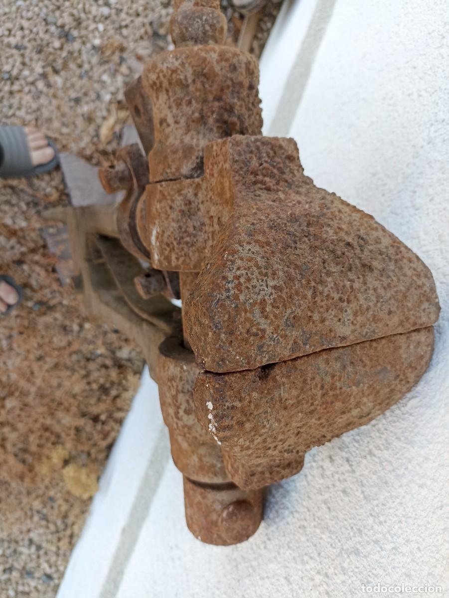 Antig&uuml;edades: Tornillo vertical de herrero, centenario - Foto 9