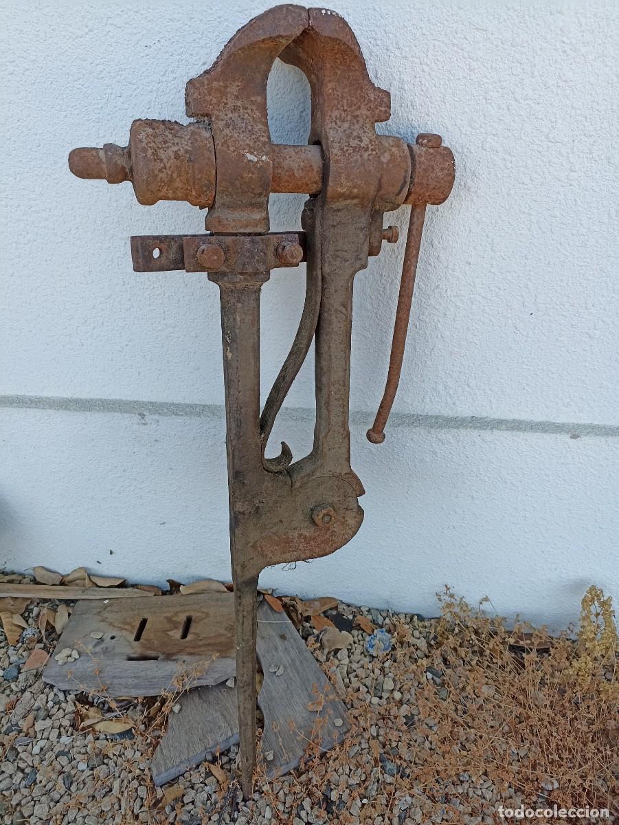 Antig&uuml;edades: Tornillo vertical de herrero, centenario - Foto 8
