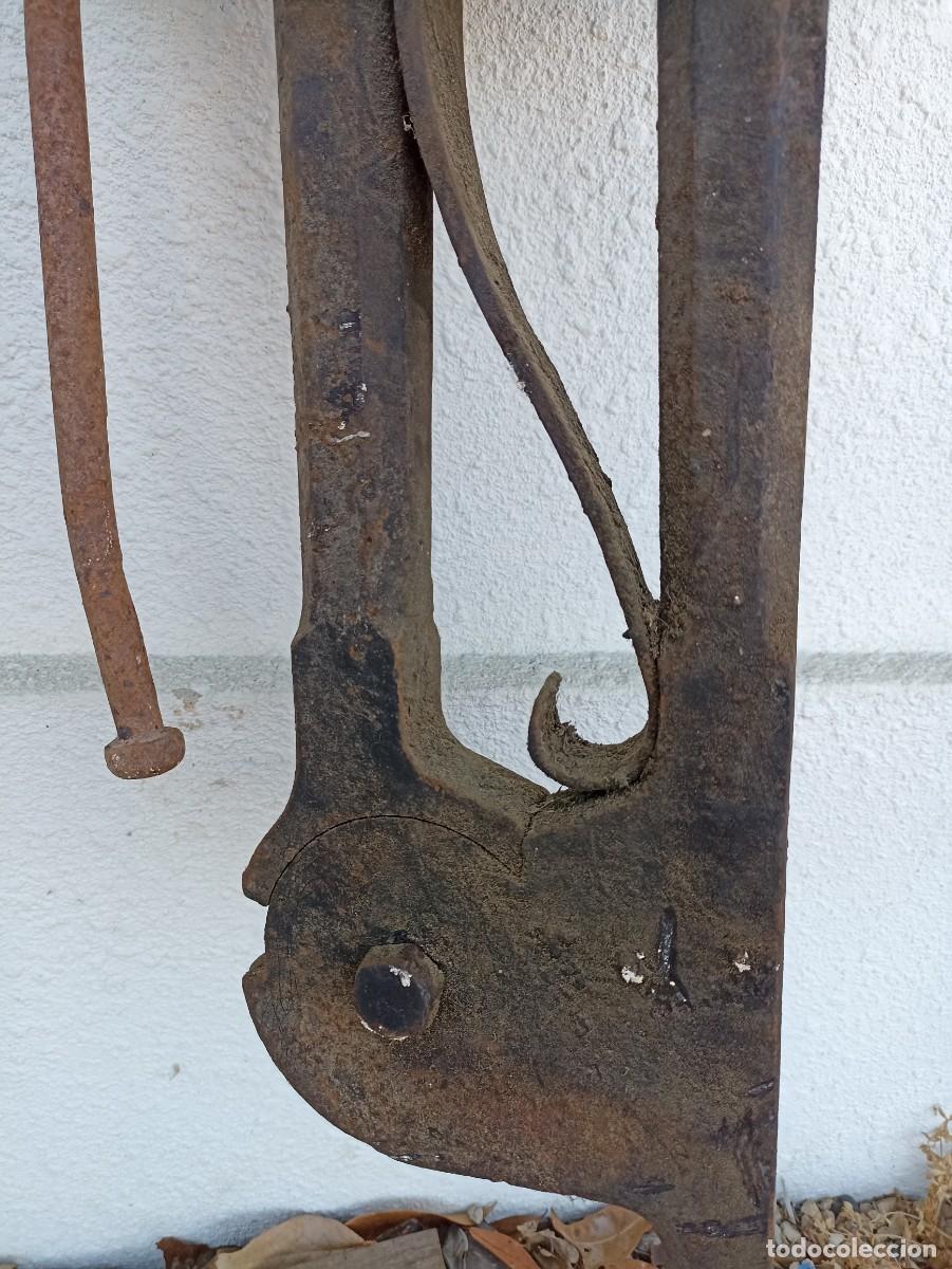 Antig&uuml;edades: Tornillo vertical de herrero, centenario - Foto 6