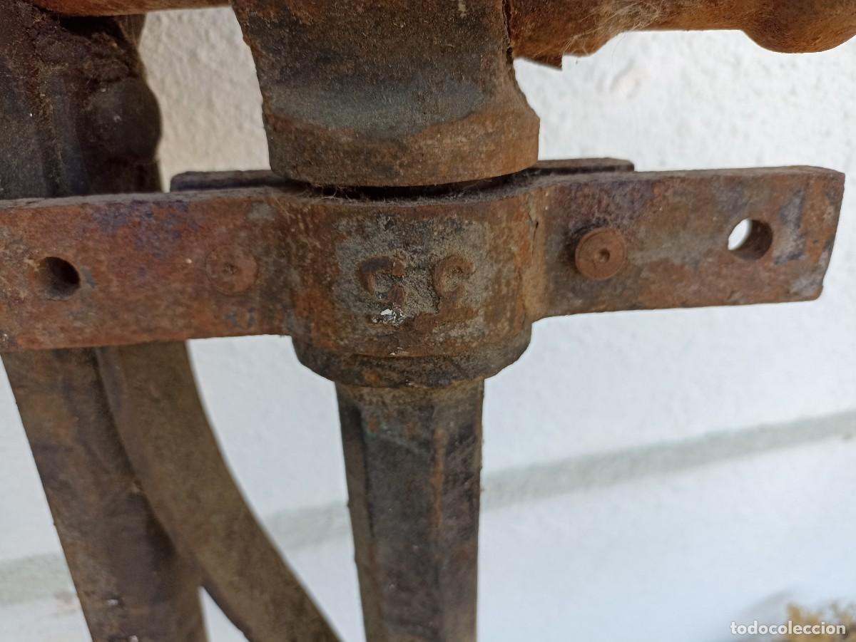 Antig&uuml;edades: Tornillo vertical de herrero, centenario - Foto 5