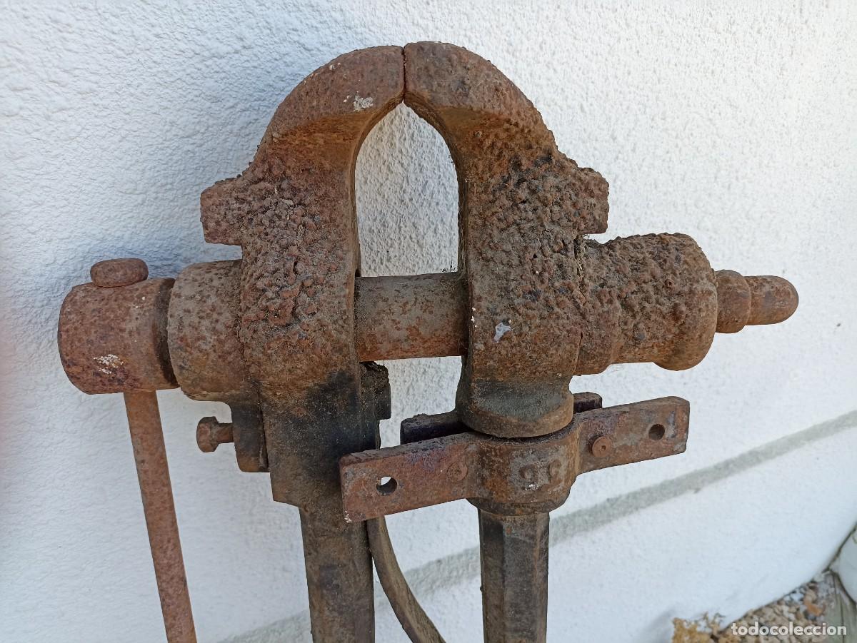 Antig&uuml;edades: Tornillo vertical de herrero, centenario - Foto 2
