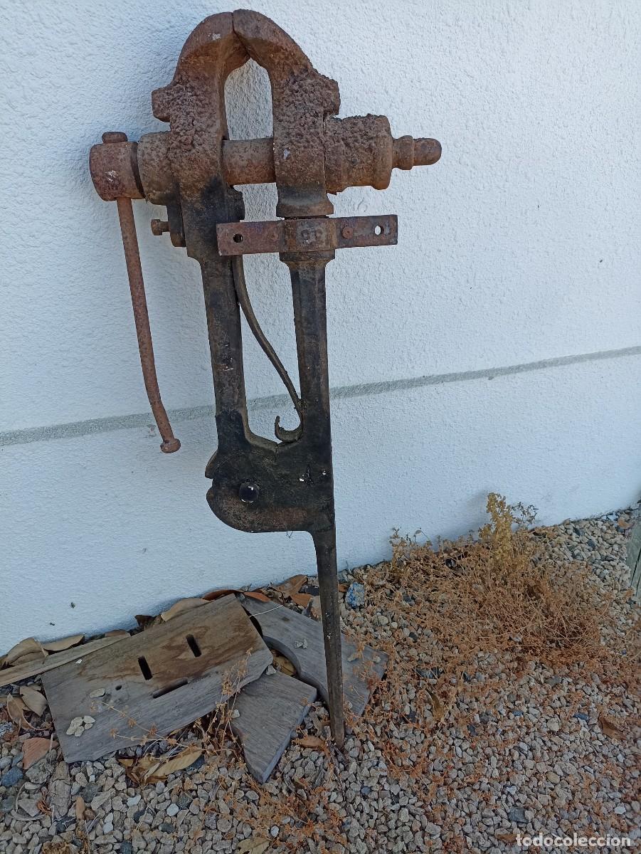 Antig&uuml;edades: Tornillo vertical de herrero, centenario