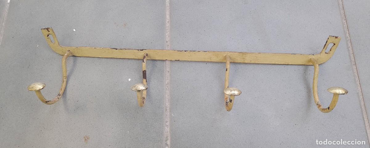 Antig&uuml;edades: Antiguo perchero de hierro y laton, tipo industrial, remachado,4 ganchos, 50cm aprox