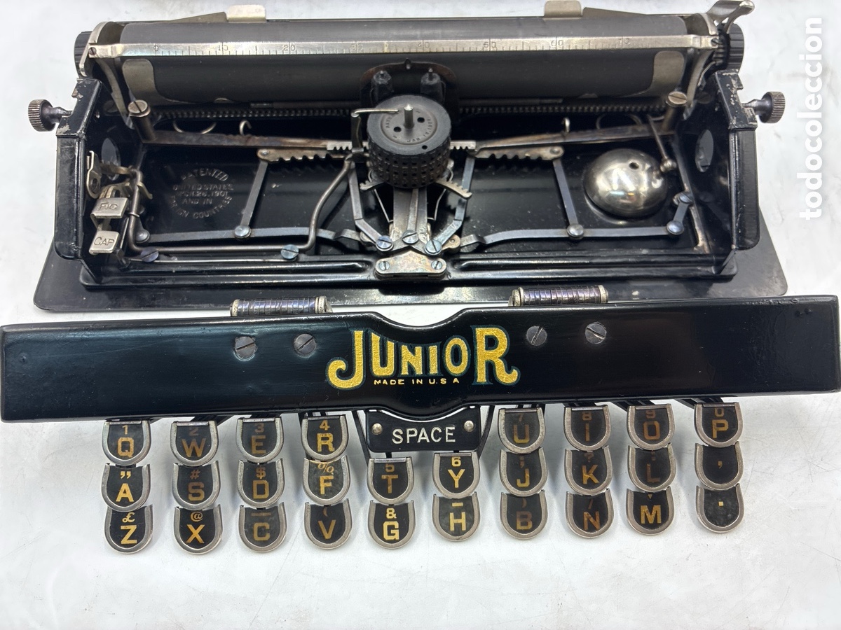 Antig&uuml;edades: M&aacute;quina de escribir Junior con estuche original. - Foto 2