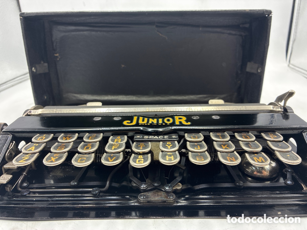 Antig&uuml;edades: M&aacute;quina de escribir Junior con estuche original.