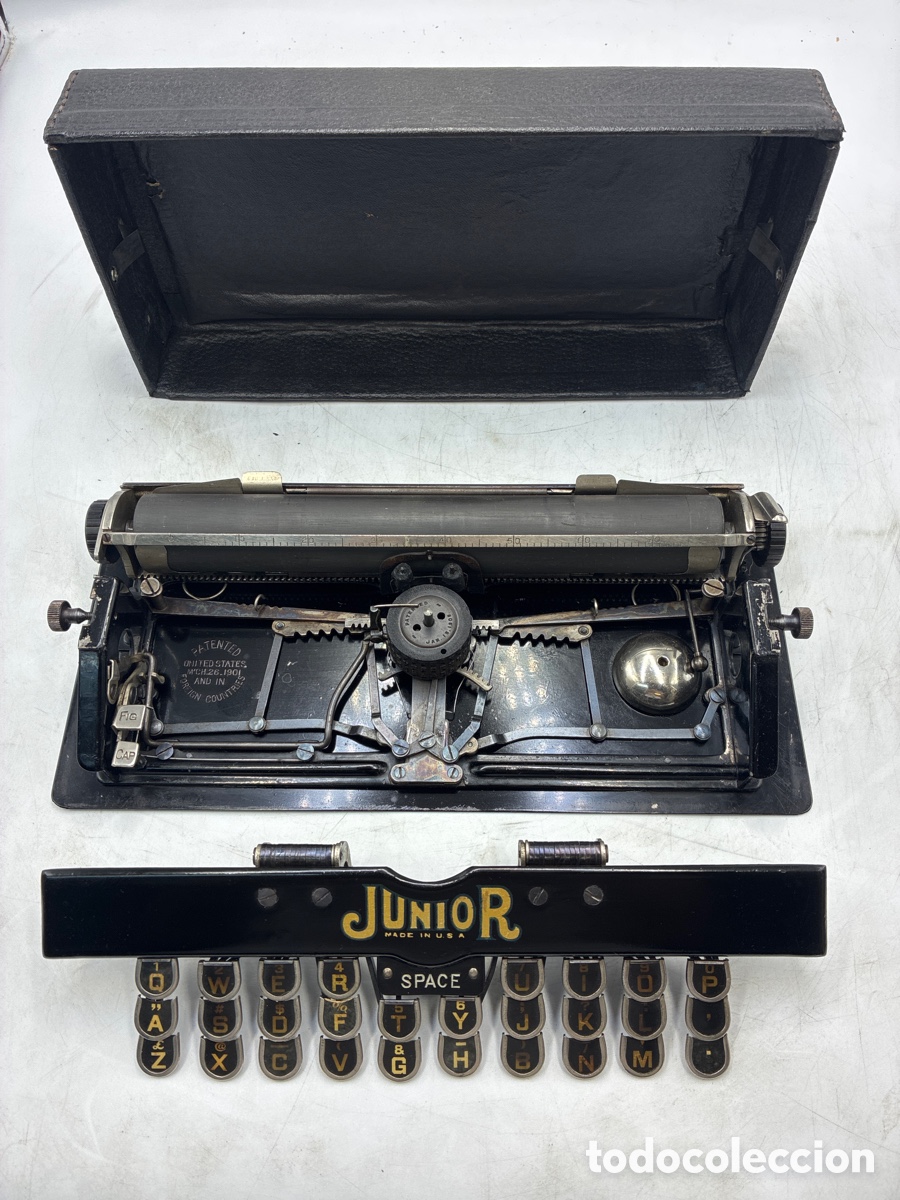 Antig&uuml;edades: M&aacute;quina de escribir Junior con estuche original. - Foto 3