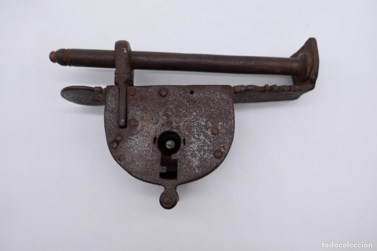 Antig&uuml;edades: GRAN CANDADO ANTIGUO DE HIERRO FORJADO PARA PUERTA O PORT&Oacute;N SIN LLAVE
