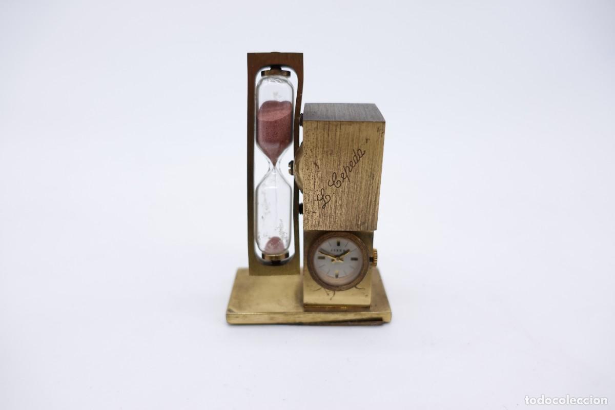Antiquit&eacute;s: RELOJ DE ARENA CON RELOJ DE SOBREMESA DE LAT&Oacute;N VINTAGE DECORATIVO