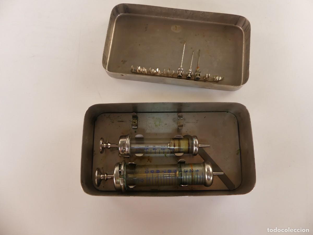 Antiques: CONTENEDOR DE ESTERILIZAR Y 2 JERINGUILLAS HIPOD&Eacute;RMICAS HERRAMIENTA PROFESIONAL