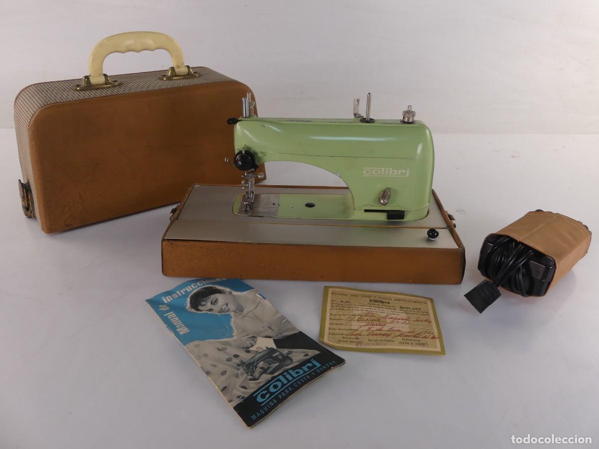 Antiquit&auml;ten: PEQUE&Ntilde;A MAQUINA DE COSER DE VIAJE EN SU MALETA. MARCA COLIBRI