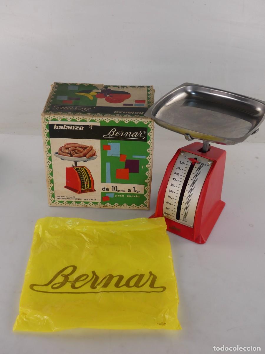 Antiquit&auml;ten: BALANZA DE COCINA BERNAL DE 10 GRAMOS A 1 KG CON CAJA