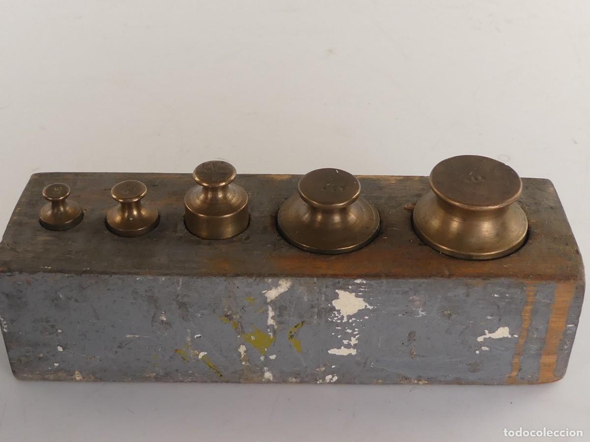 Antig&uuml;edades: JUEGO DE PESAS EN SOPORTE DE MADERA