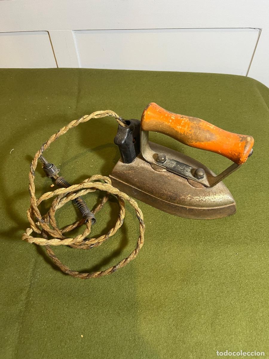 Antiguidades: Plancha el&eacute;ctrica antigua Gurutzeta con mango de madera y cable textil original Espa&ntilde;a a&ntilde;os 30 40 50