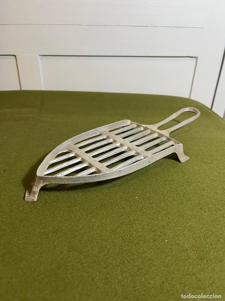Antiguidades: Posaplanchas antiguo de hierro fundido salvamanteles para plancha de brasas trivet soporte vintage l