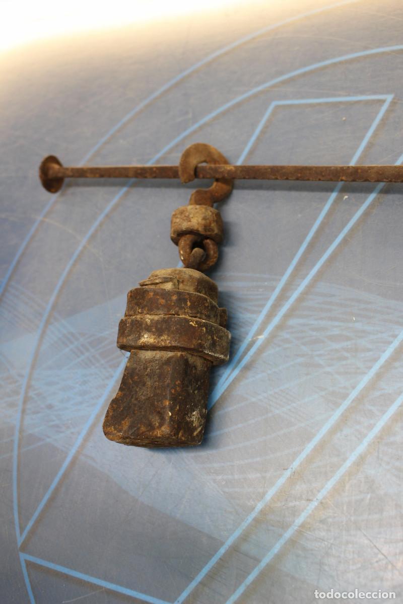 Antig&uuml;edades: Antigua b&aacute;scula romana de hierro forjado.
