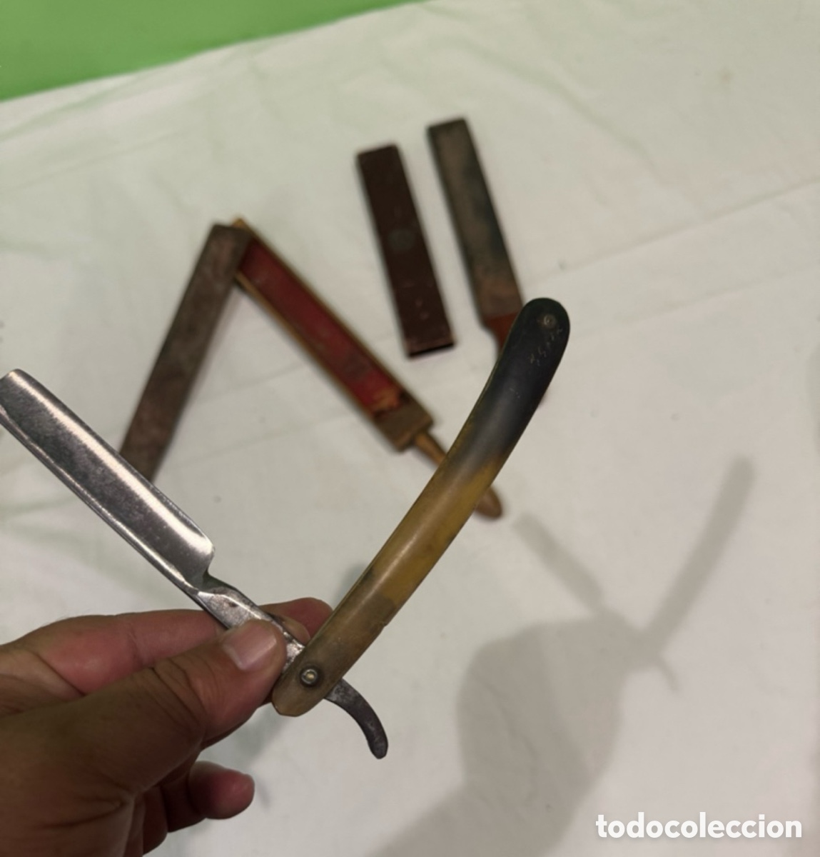 Antiquit&auml;ten: Antigua navaja de afeitar Joseph Rodgers Sheffield con estuche y asentador cuero