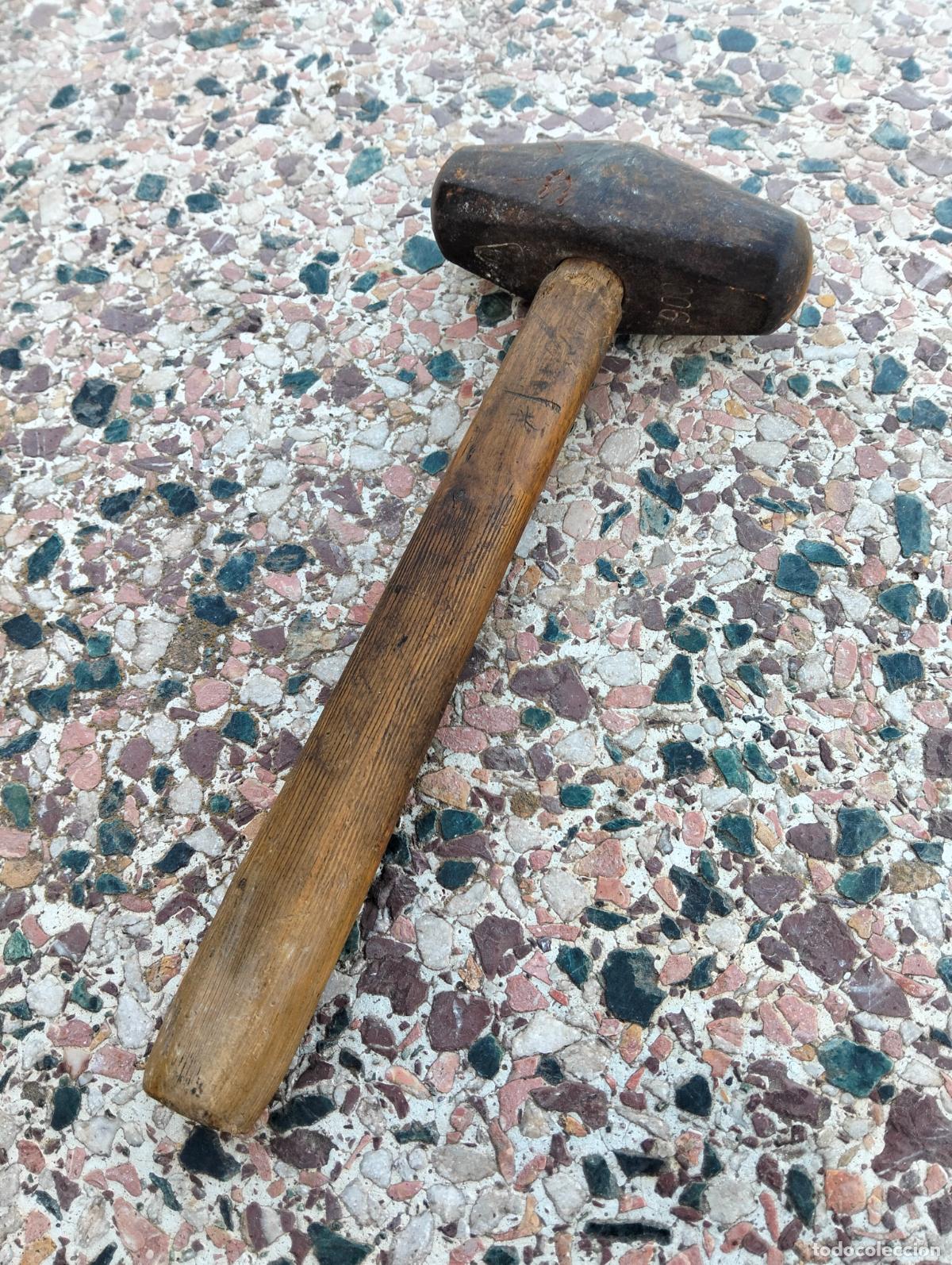 Antiguidades: Martillo antiguo mango de madera y cabeza de hierro a&ntilde;os 50-60