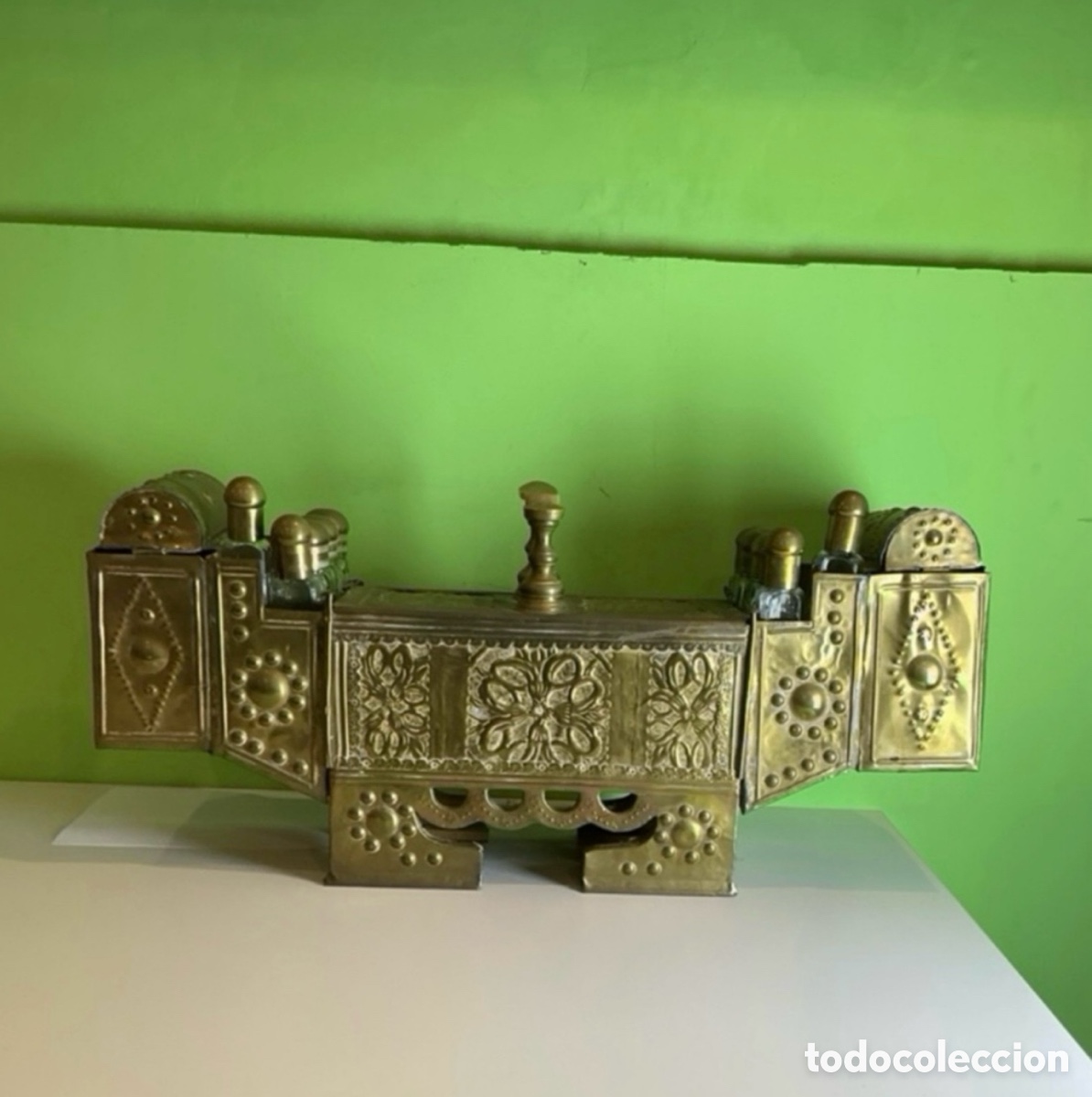Antig&uuml;edades: Antigua caja cortadora de zapatos de lat&oacute;n con botellas de vidrio, Turqu&iacute;a, principios del siglo XX.