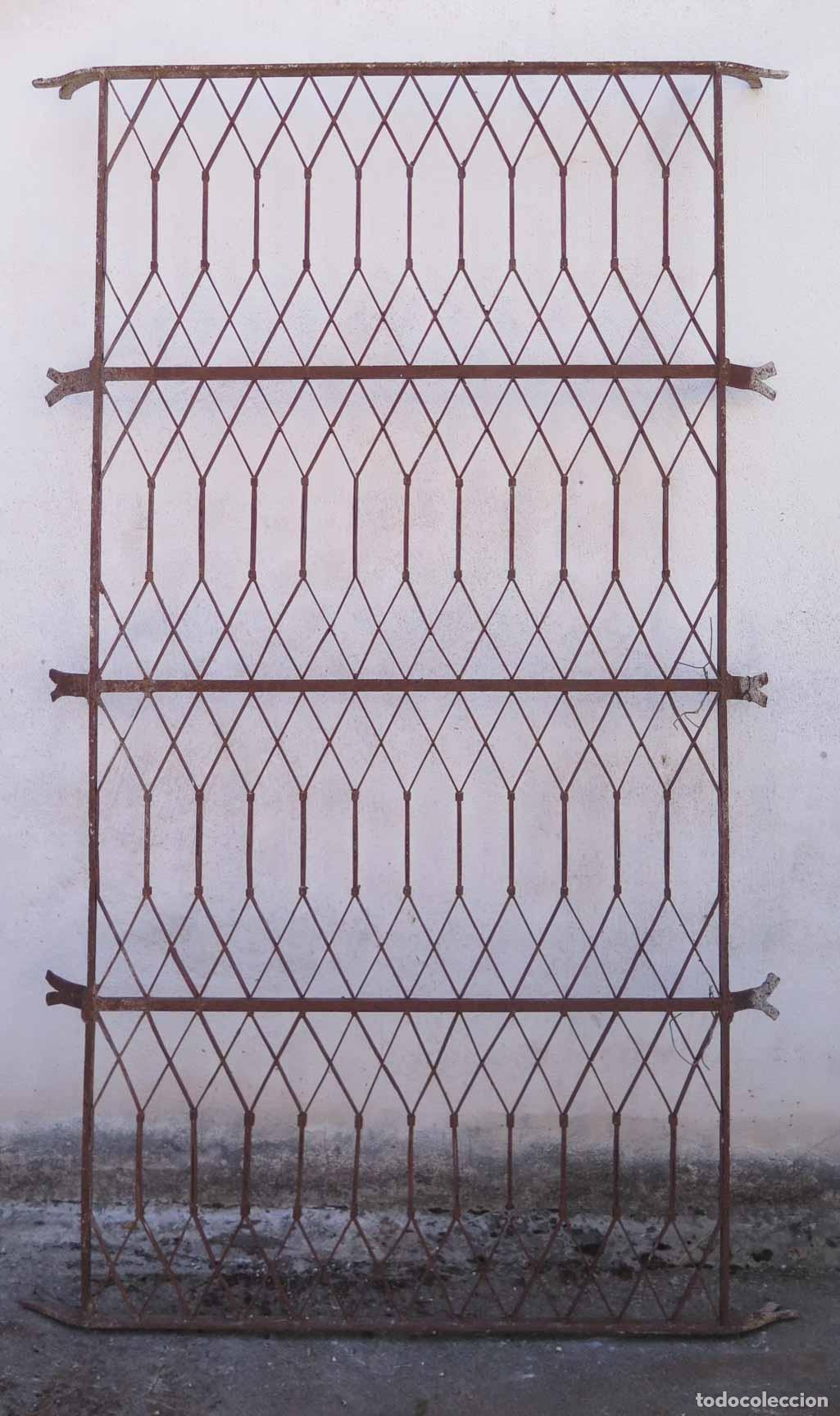 Antig&uuml;edades: REJA PARA VENTANAL. HIERRO FORJADO CON MOTIVOS GEOMETRICOS. SIGLO XIX