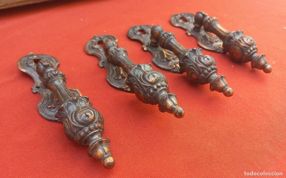 Antiguidades: 4 tiradores de bronce macizo con bocallave estilo barroco