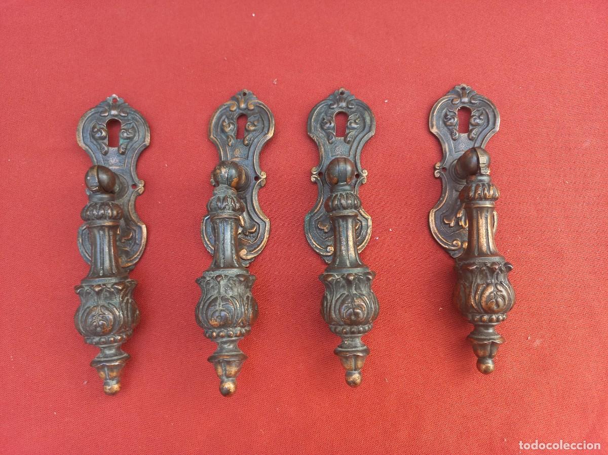 Antig&uuml;edades: 4 tiradores de bronce macizo con bocallave estilo barroco - Foto 2