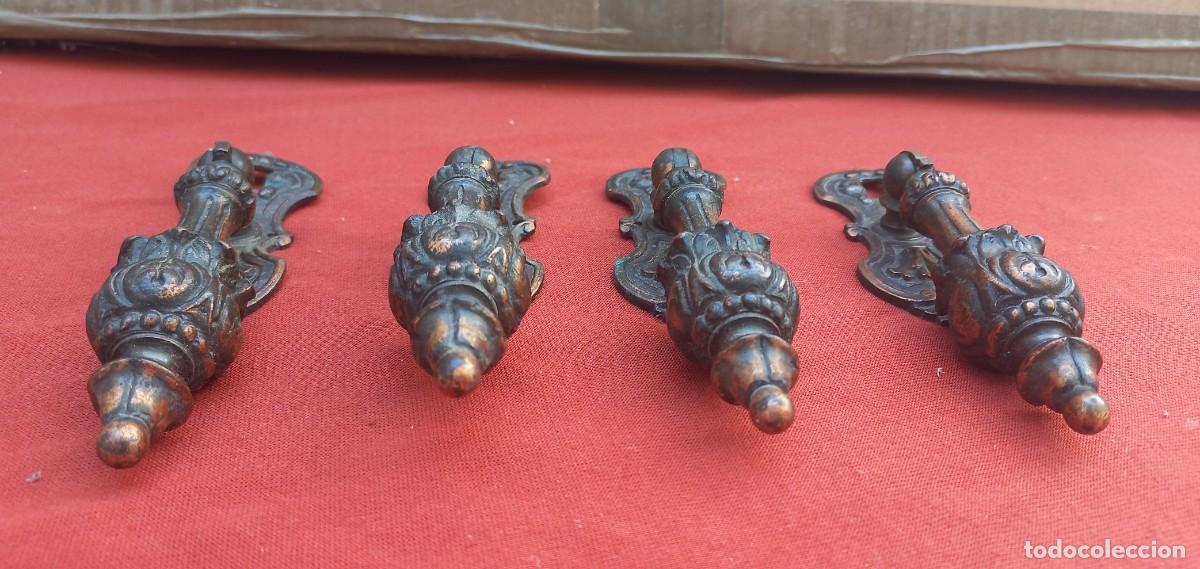 Antig&uuml;edades: 4 tiradores de bronce macizo con bocallave estilo barroco - Foto 3