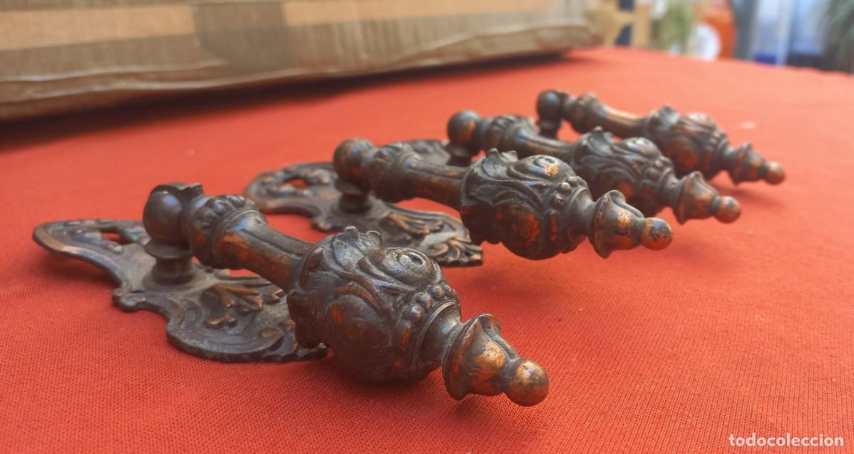 Antig&uuml;edades: 4 tiradores de bronce macizo con bocallave estilo barroco - Foto 4