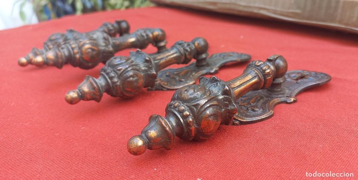 Antig&uuml;edades: 4 tiradores de bronce macizo con bocallave estilo barroco - Foto 5