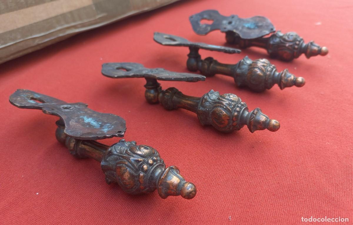 Antig&uuml;edades: 4 tiradores de bronce macizo con bocallave estilo barroco - Foto 9