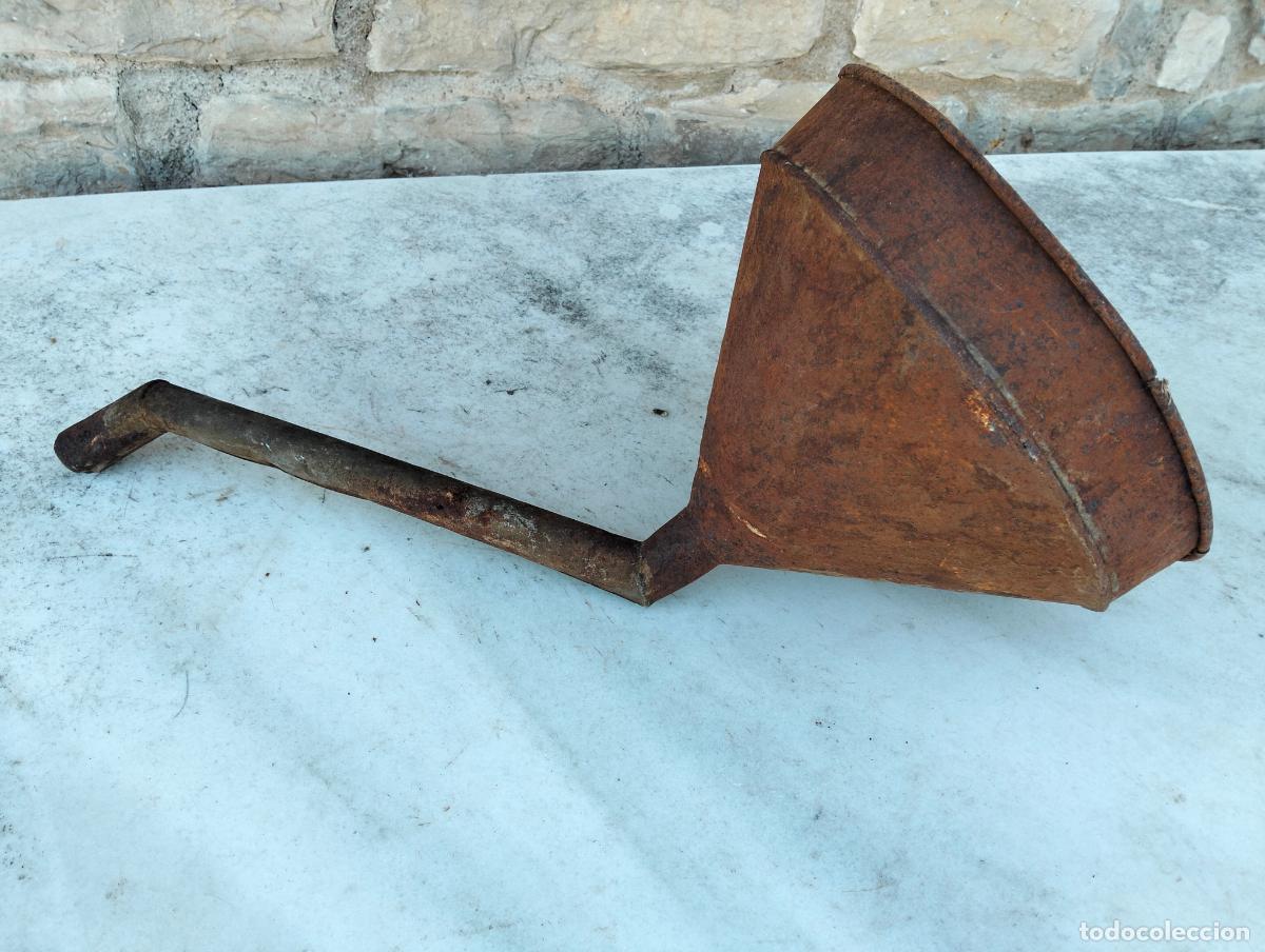 Antiguidades: Antiguo embudo de hierro o lata con tubo codo curvado para deposito de autom&ograve;bil de los a&ntilde;os 30-40