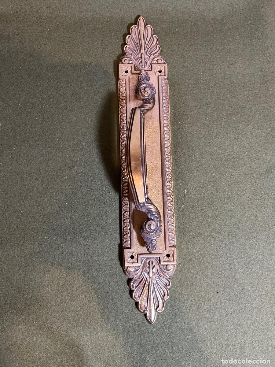 Antiguidades: Tirador modernista para puerta de entrada modelo 872/A metal fundido acabado lat&oacute;n envejecido asa de