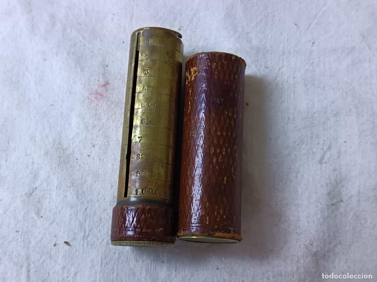 Antig&uuml;edades: Antiguo monedero tubular de lat&oacute;n forrado