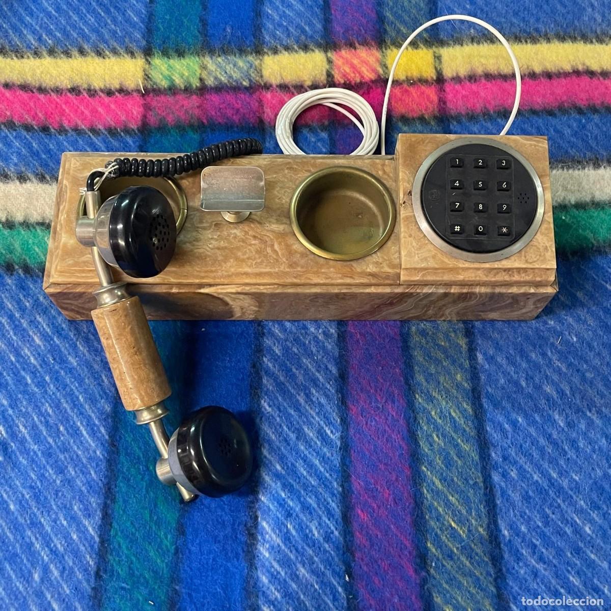 Tel&eacute;fonos: Tel&eacute;fono vintage de sobre mesa en m&aacute;rmol con detalles met&aacute;licos, Italia, a&ntilde;os 90