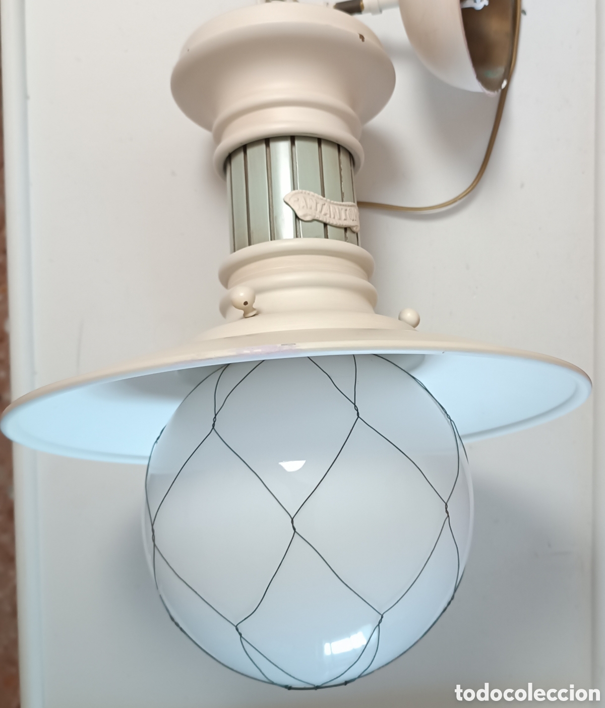 Antig&uuml;edades: L&aacute;mpara FAROL estilo marinero, decapado blanco roto. ANTANTON.