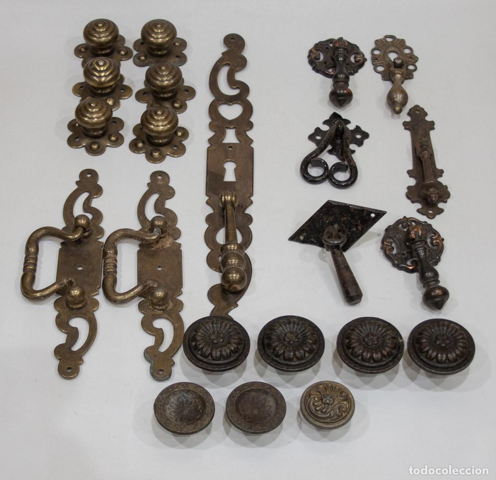 Antig&uuml;edades: LOTE DE TIRADORES METALICOS.