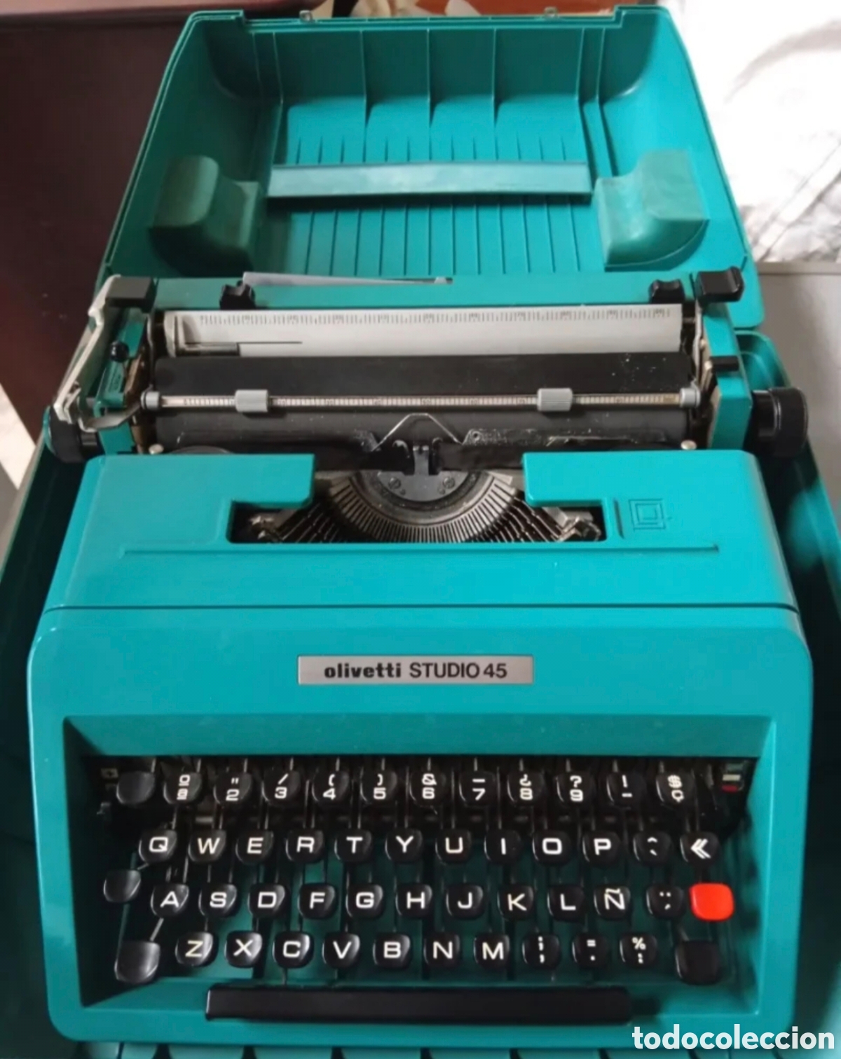 Antig&uuml;edades: M&aacute;quina de escribir port&aacute;til Olivetti Studio 45. Con malet&iacute;n original. Dise&ntilde;o Ettore Sottsass, 1967.