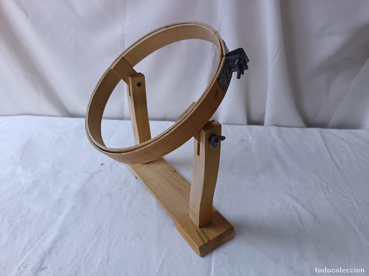 Antig&uuml;edades: Antiguo Bastidor con pie, de madera, para bordar, inclinaci&oacute;n ajustable