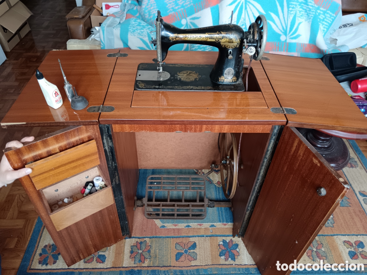 Antig&uuml;edades: M&aacute;quina de coser Singer antigua con mueble original de pedal (1912-1913)