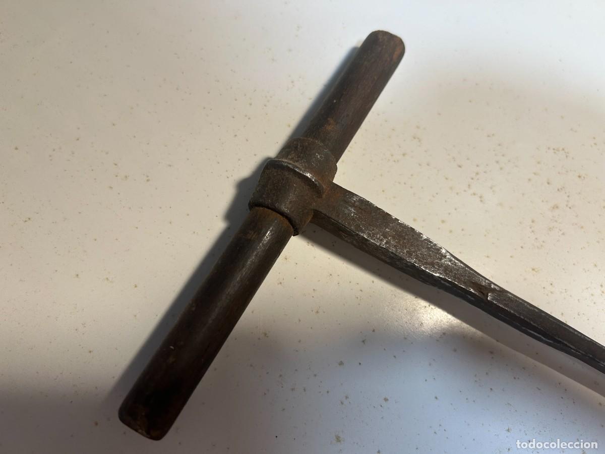 Antig&uuml;edades: Berbiqui de hierro y madera antiguo,taladro 44 cms - Foto 2